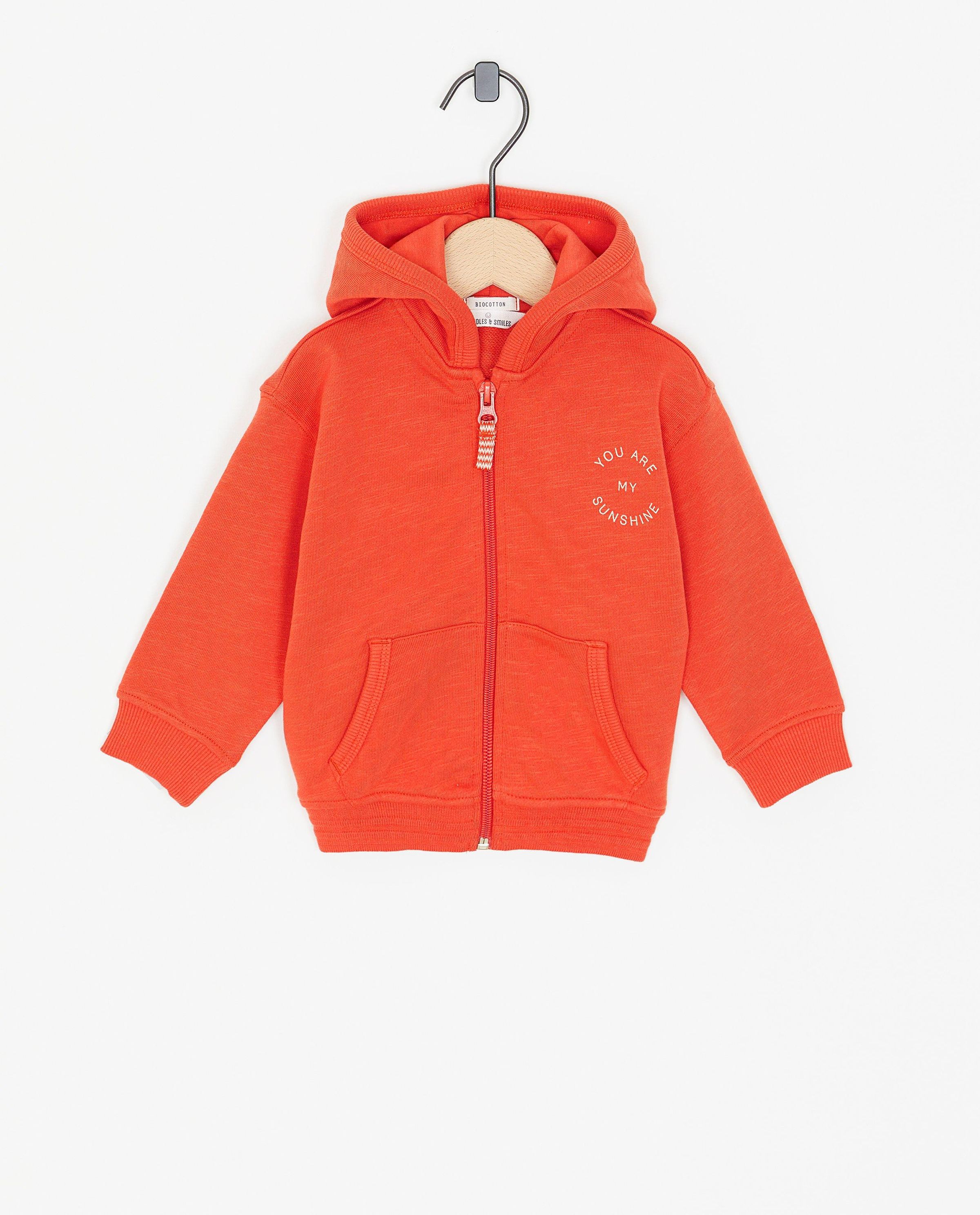 Gilet de surv&ecirc;tement rouge avec inscription - Cuddles and Smiles