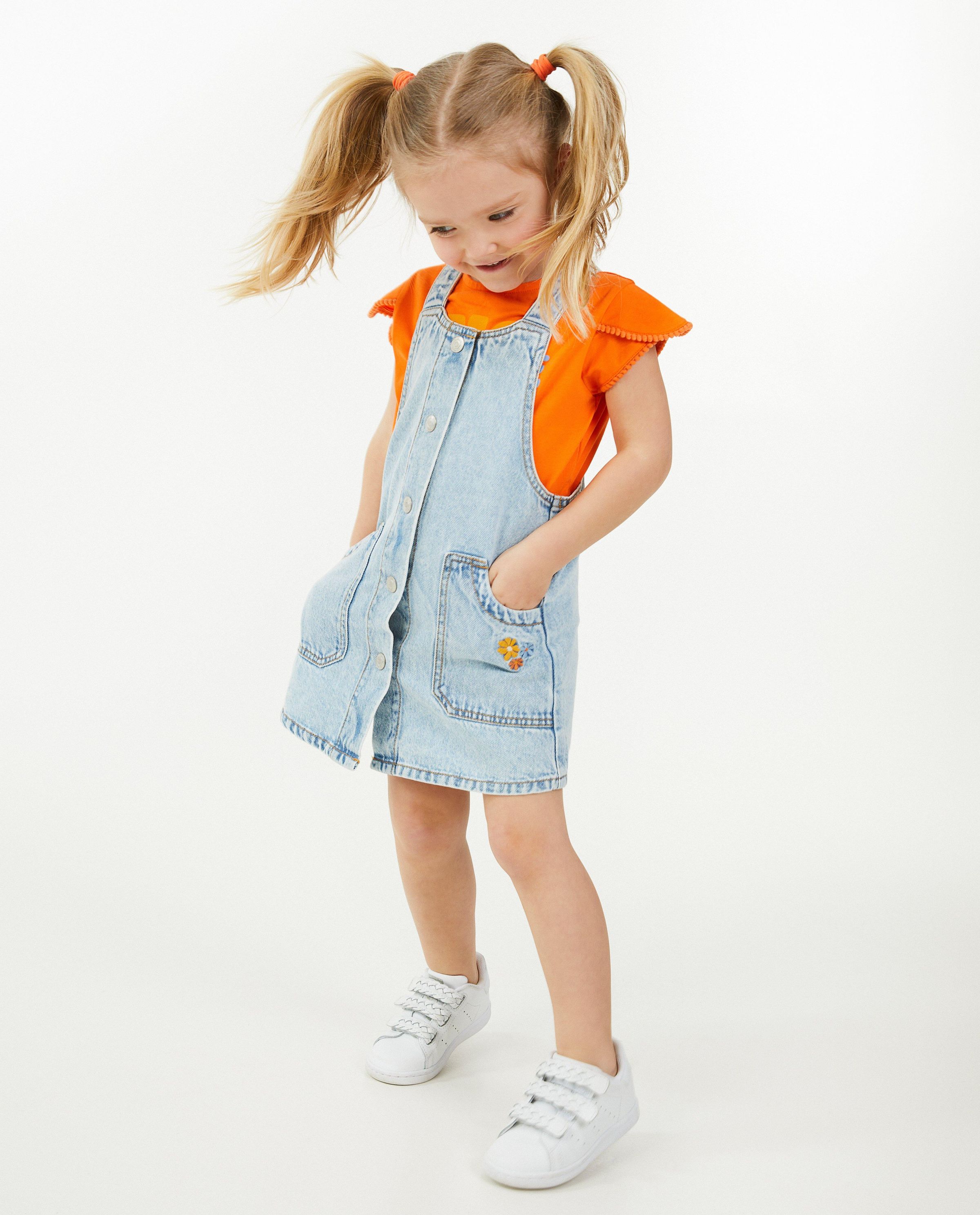 Robe-salopette en denim avec des broderies - Milla Star