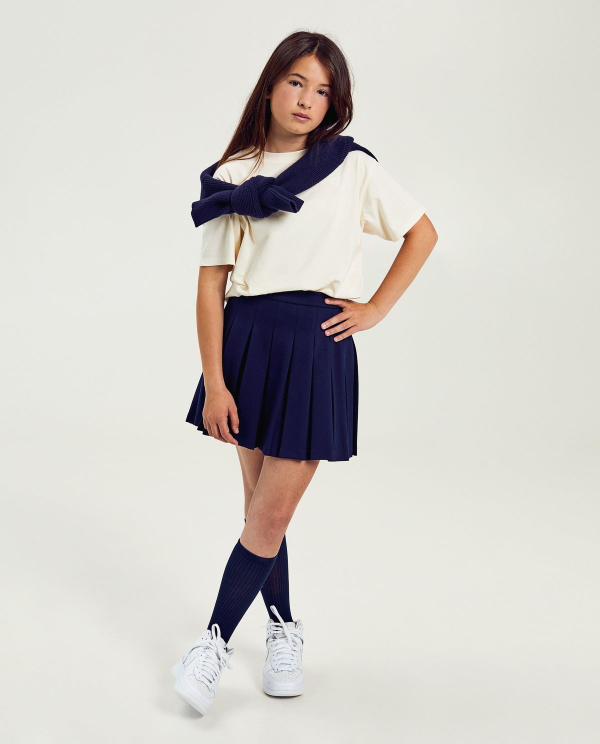 Donkerblauwe plooirok, schooluniform