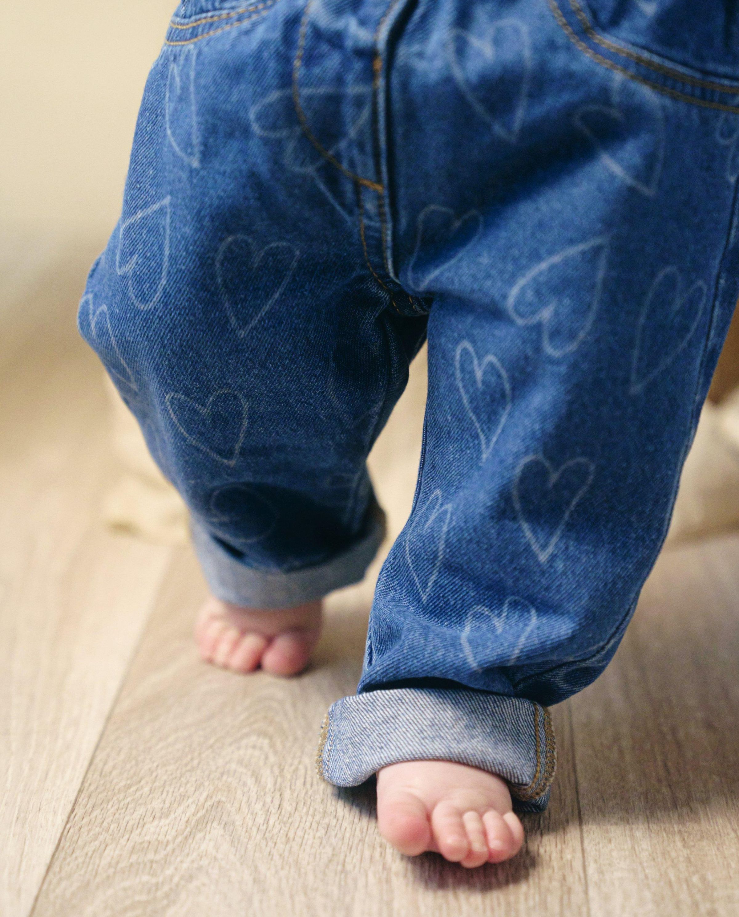 Blauwe jeans met hartjesprint, slouchy fit - Cuddles and Smiles