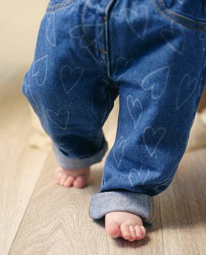Blauwe jeans met hartjesprint, slouchy fit - Cuddles and Smiles