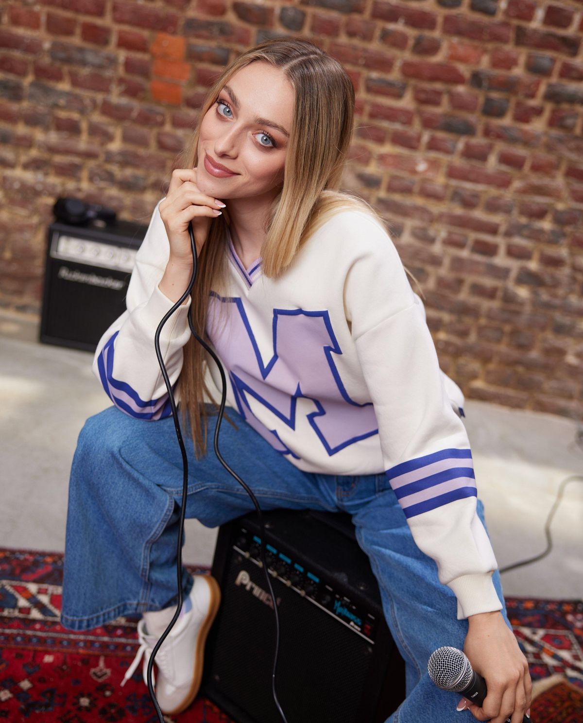 Sweater met opschrift M