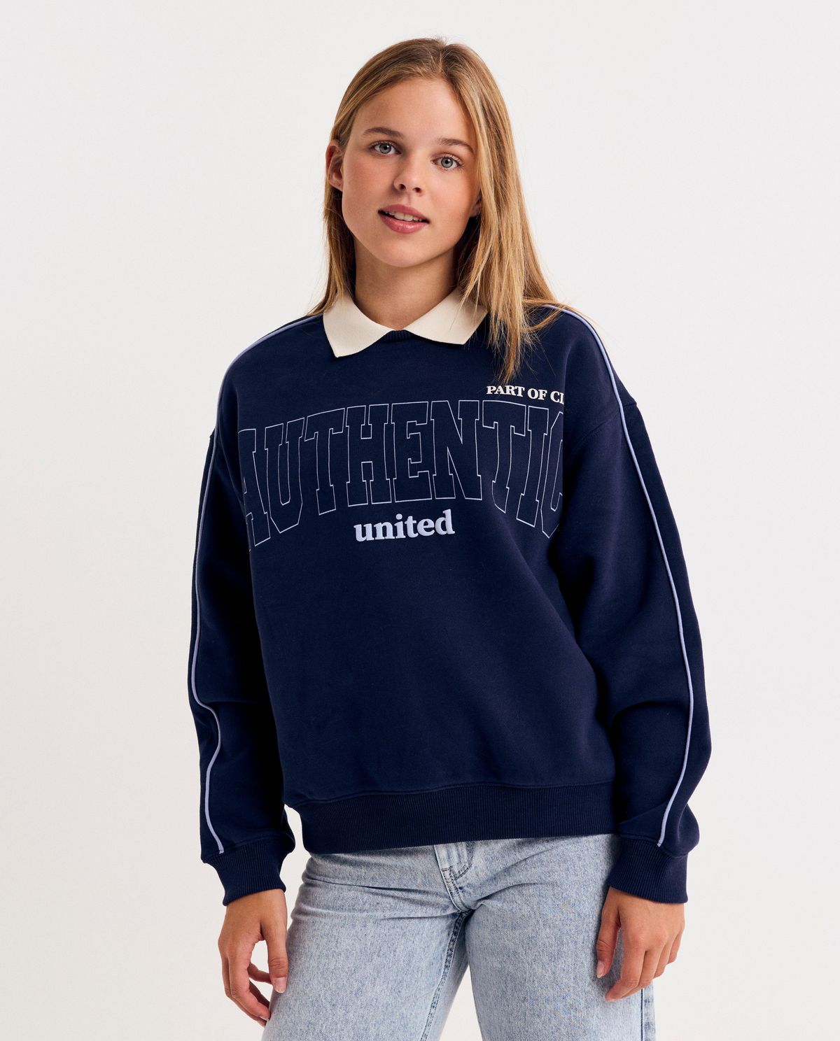 Sweater met opschrift in reliëf