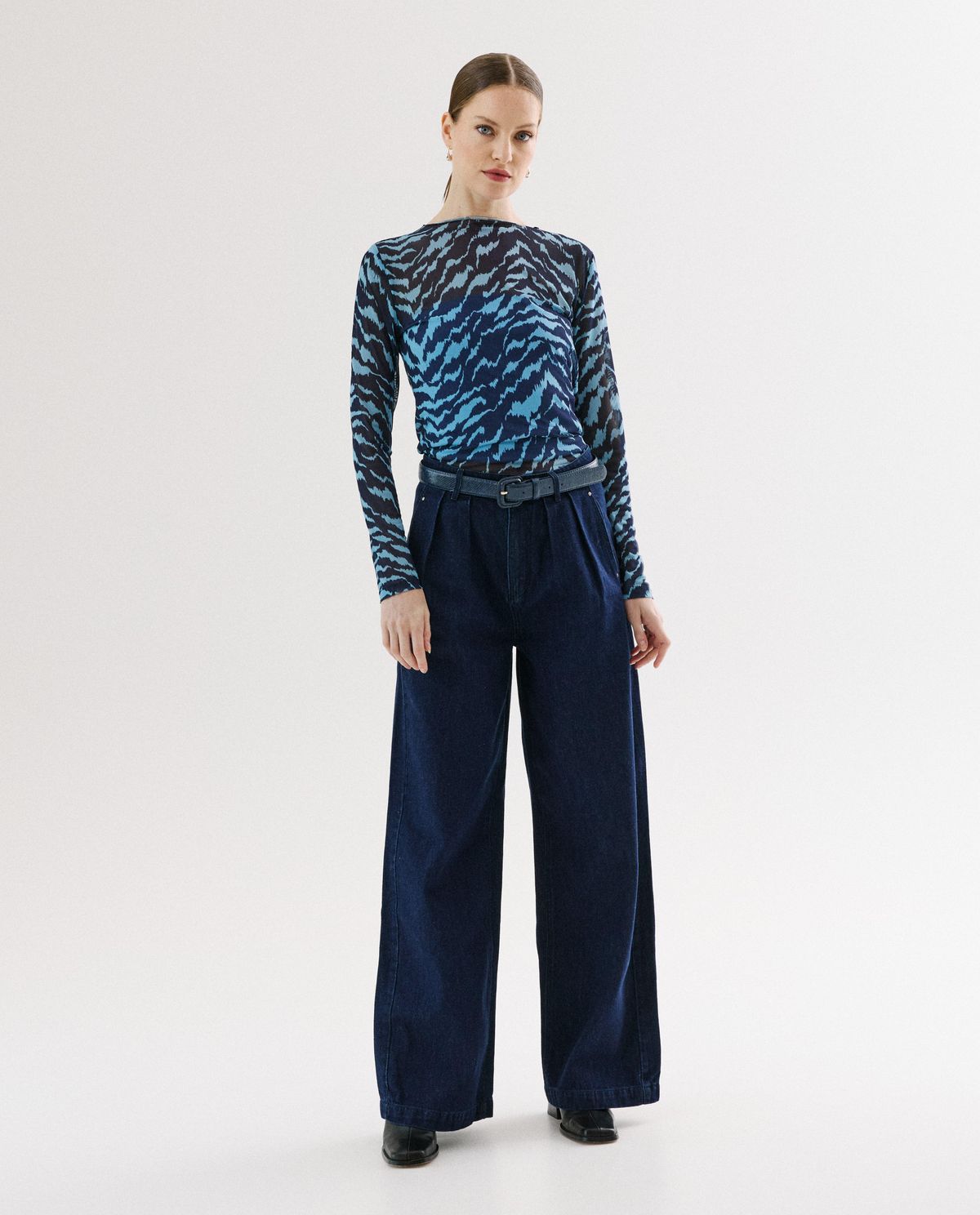 Donkerblauwe jeans met plooien