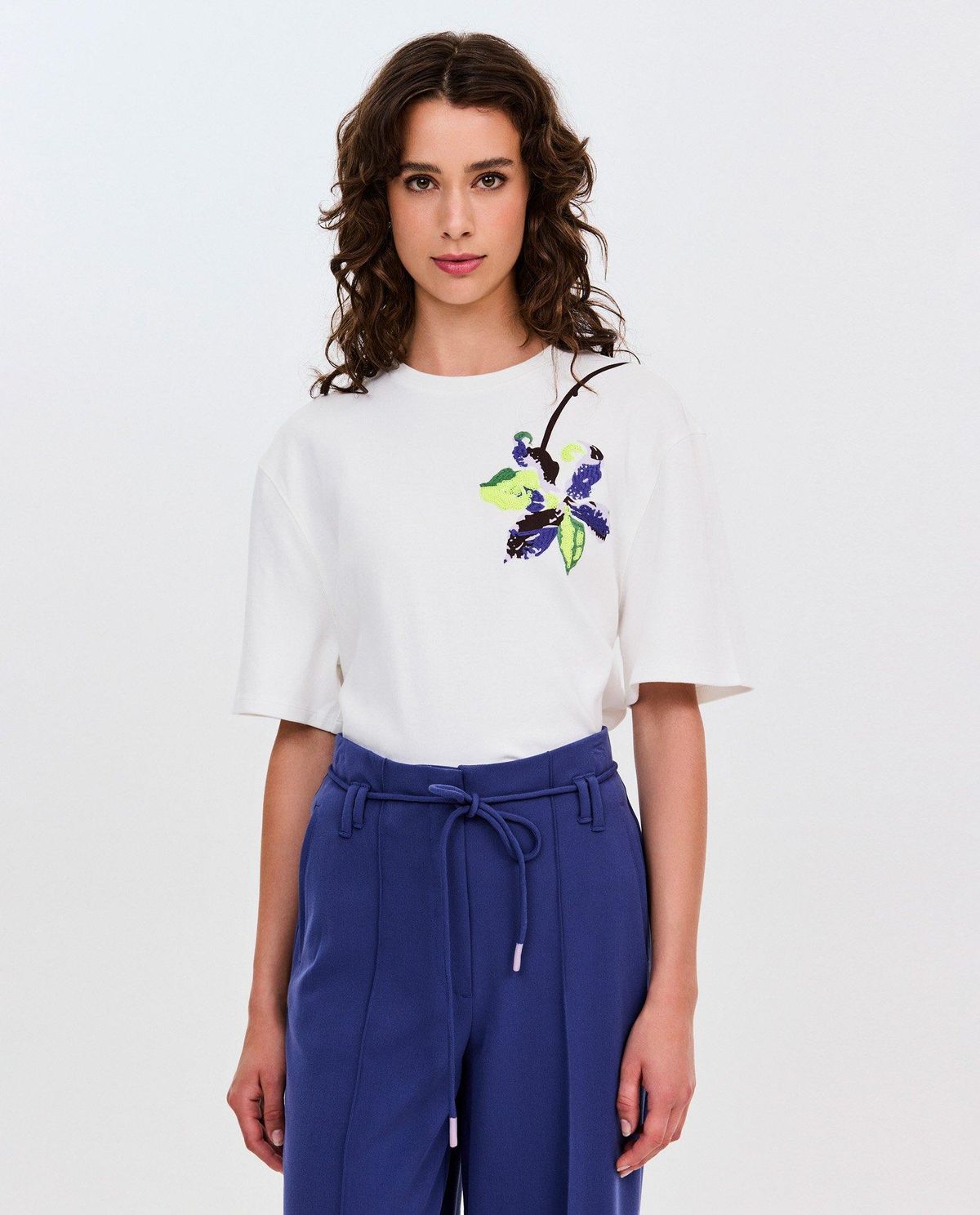 T-shirt met geborduurde orchidee