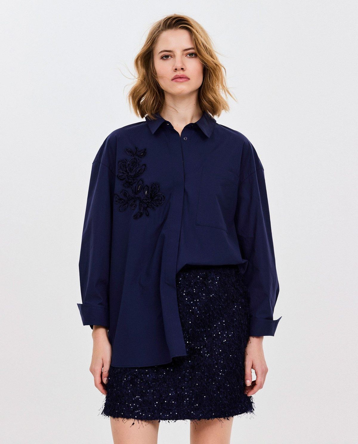 Donkerblauwe hemdblouse met geborduurde bloemen