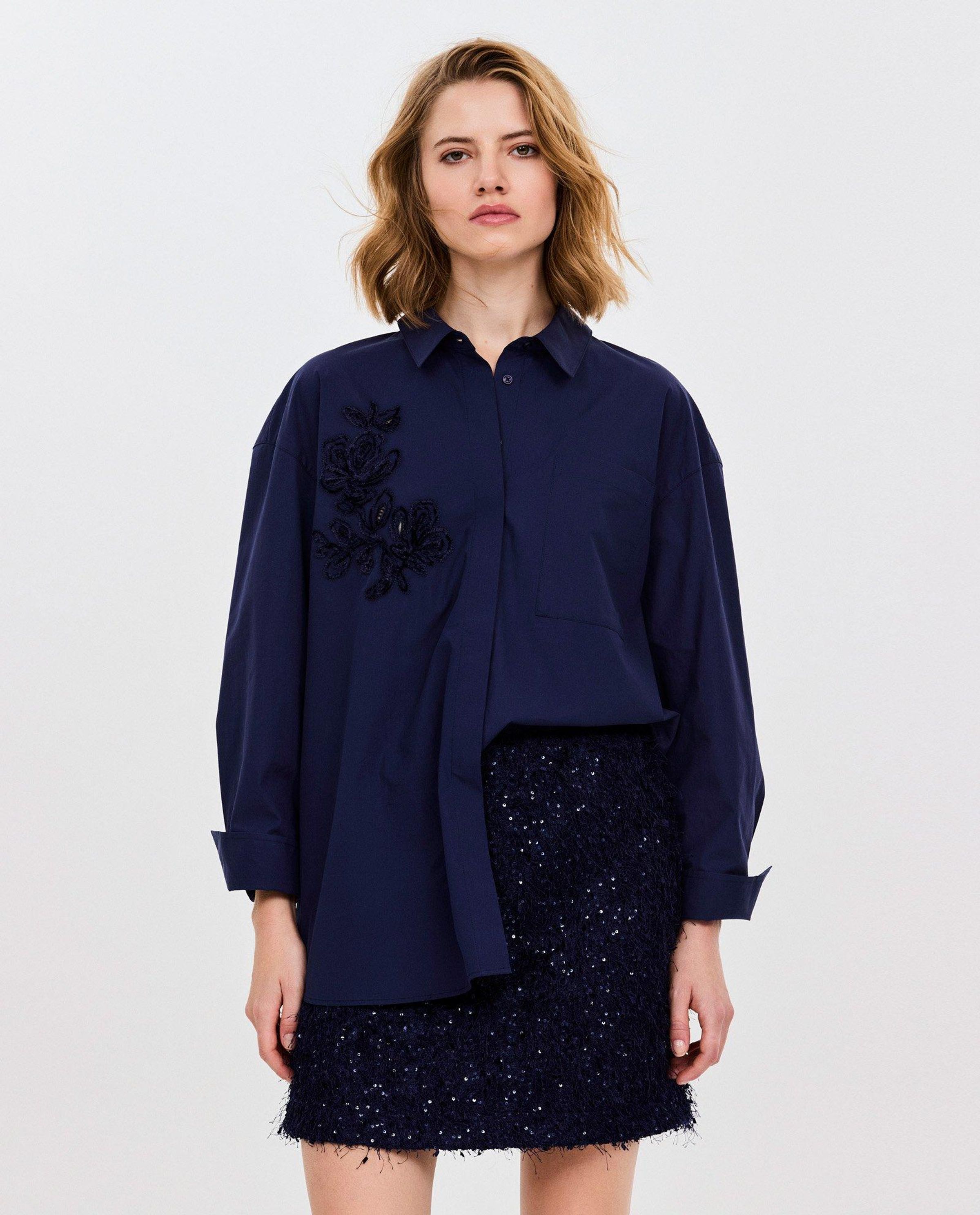 Donkerblauwe hemdblouse met geborduurde bloemen - CKS Dames