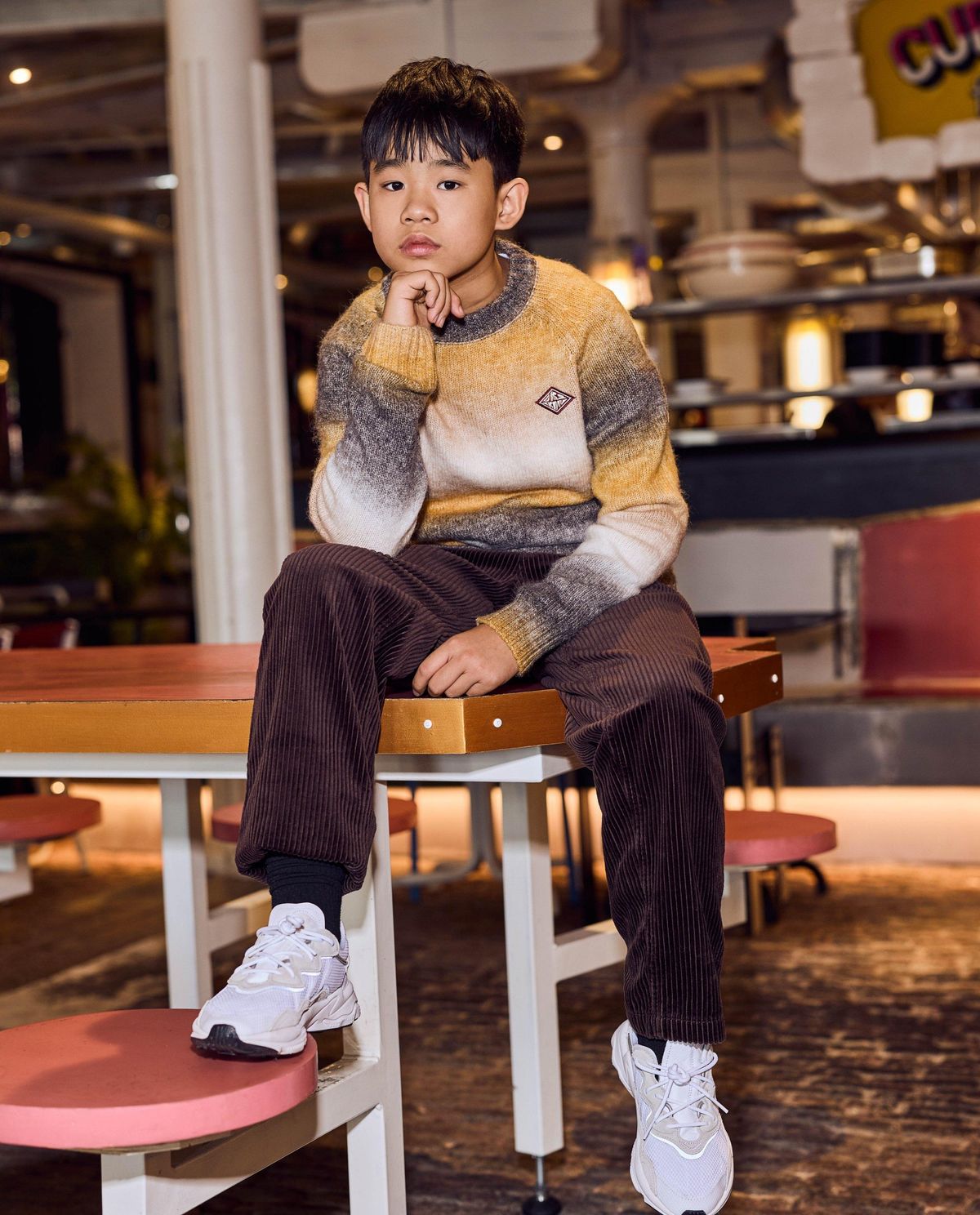 Bruine broek van ribfluweel, balloon fit