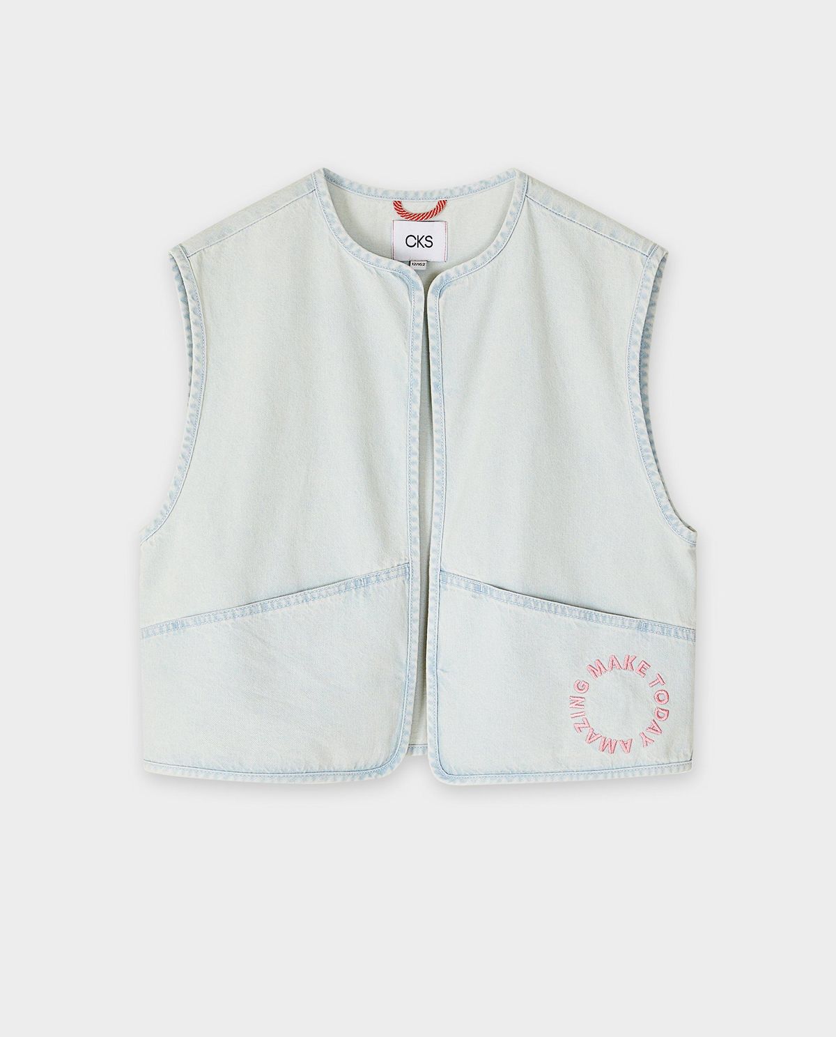 Jeansvest met geborduurd opschrift