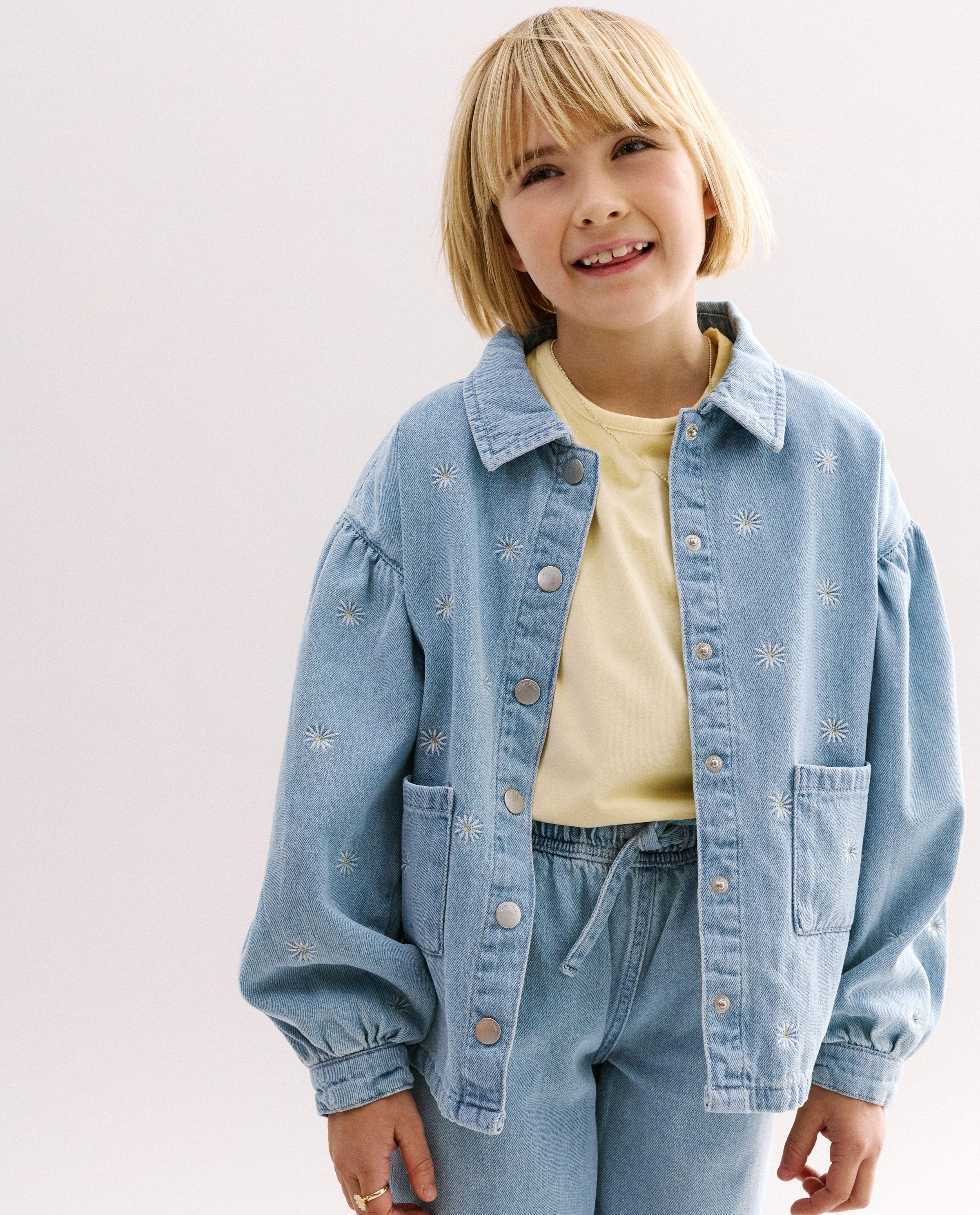 Chemise en jeans avec des fleurs brod&eacute;es, oversized fit, Special occasions, 116-152 - Milla Star