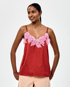 Top met kanten details