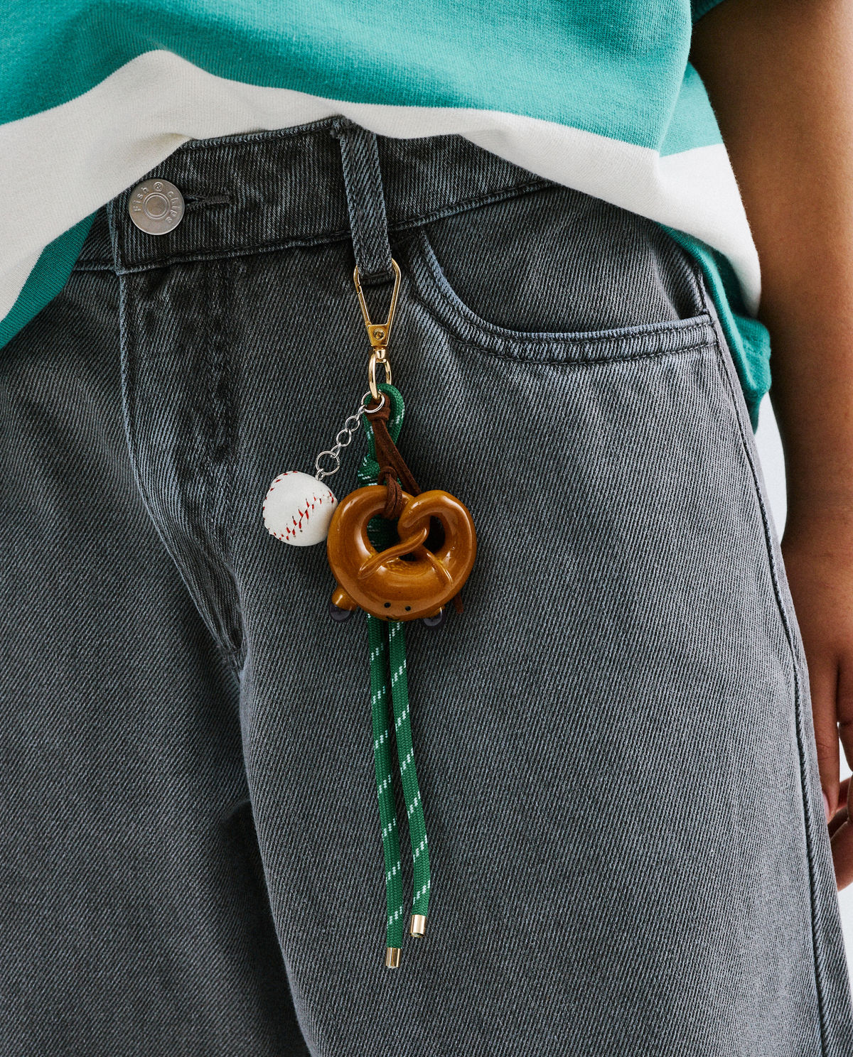 Bag charm met baseball en krakeling