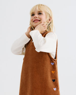 Robe en velours c&ocirc;tel&eacute; avec c&oelig;urs brod&eacute;s