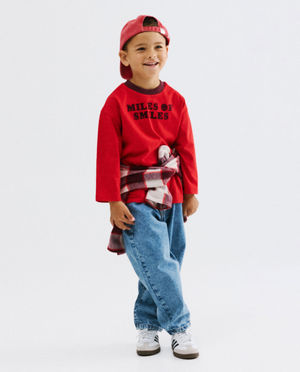 T-shirts - Longsleeve met opschrift in reli&euml;f