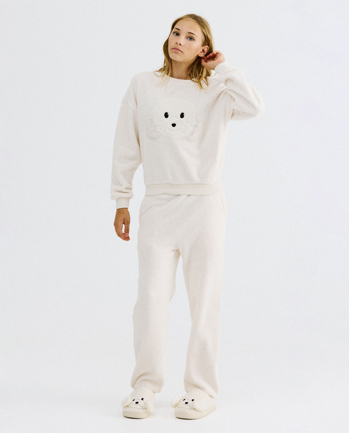 Fluffy pyjama met geborduurde hond