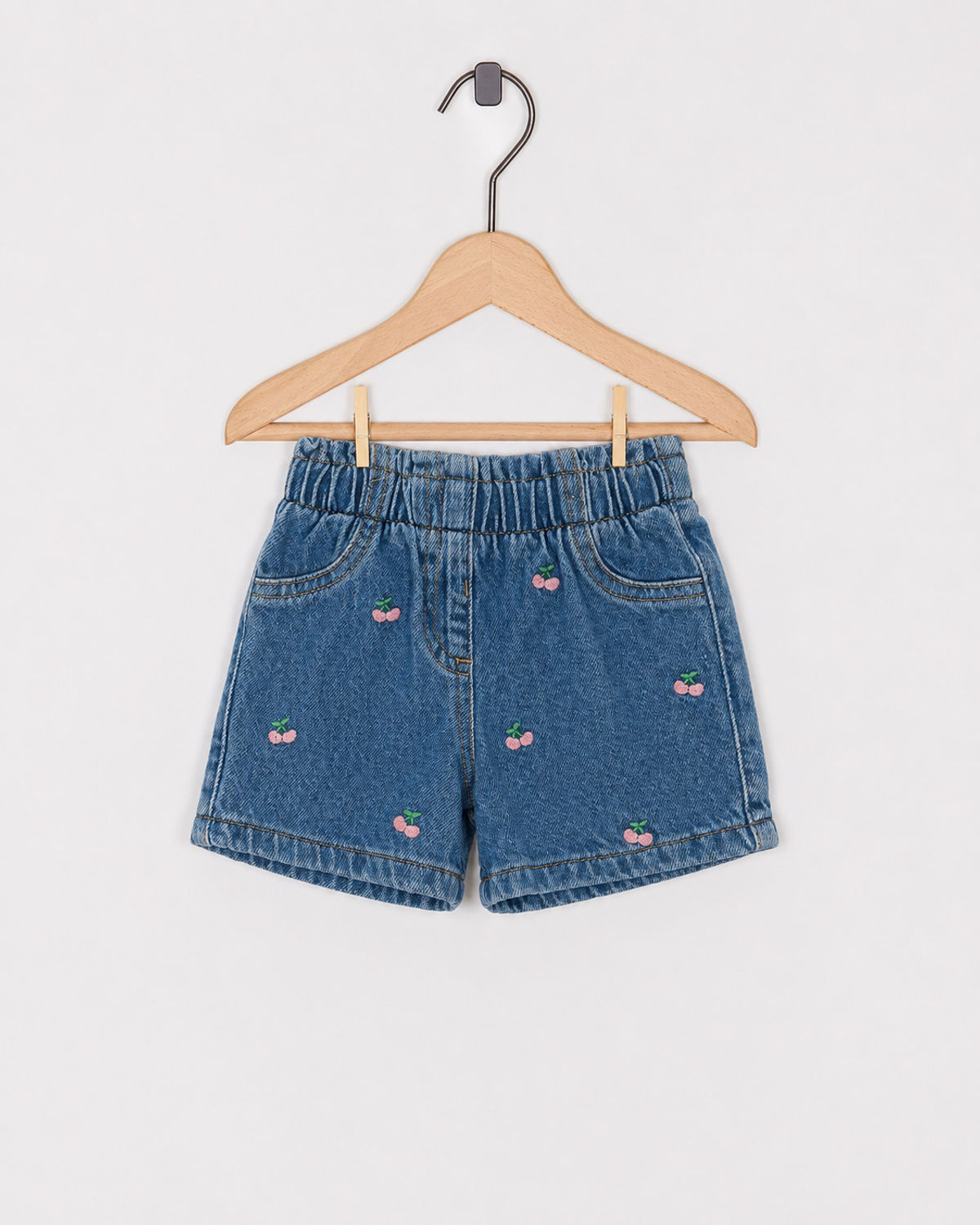 Jeansshort met geborduurde kersen